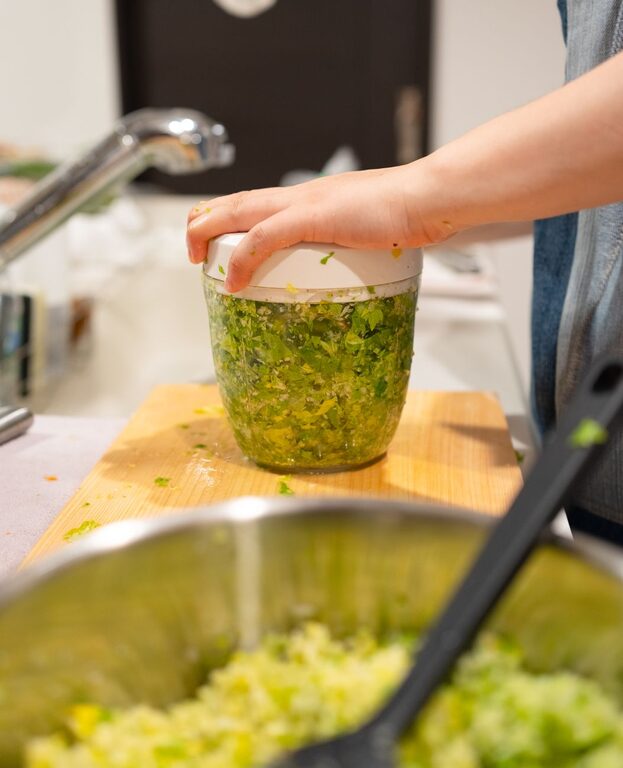Essential Tools for a Small Kitchen to Maximize Space and Efficiency